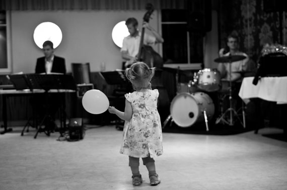 Kind tanzt zur Tanzmusik von der Band Project Smooth